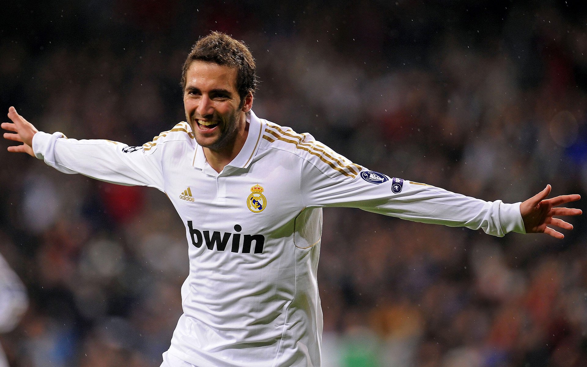 莱万多夫斯基官方宣布重返赛场新规，加拿大队引发争议！观众掌声雷动